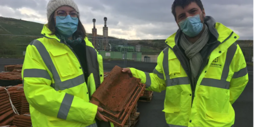 image de deux personnes tenant une tuile