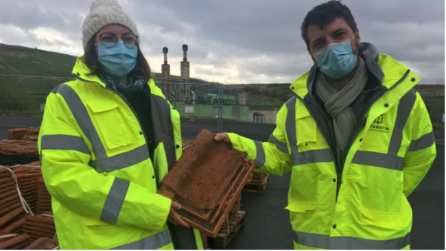 image de deux personnes tenant une tuile