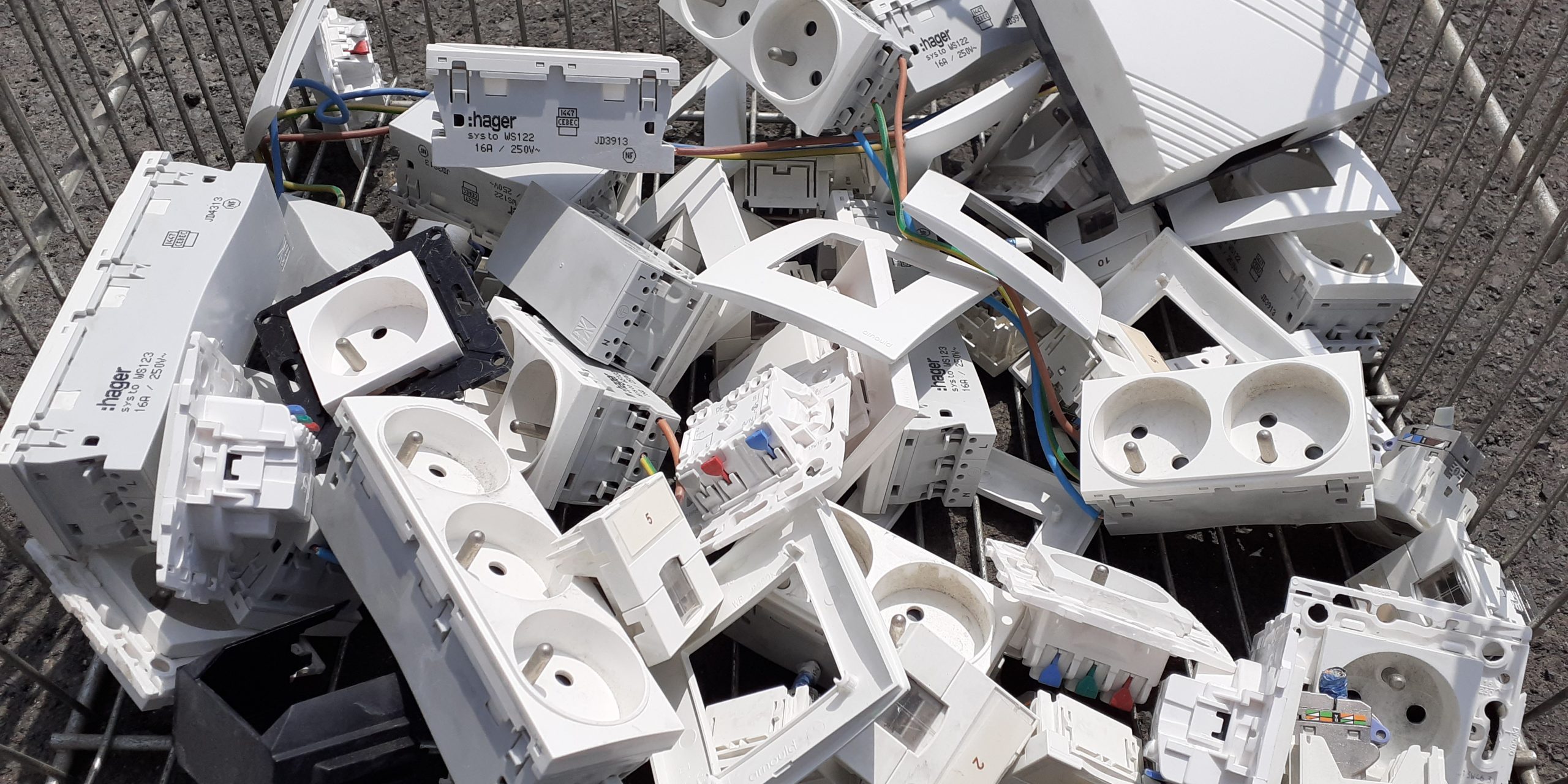 Prise et triple prise avec cache électrique - Métabatik