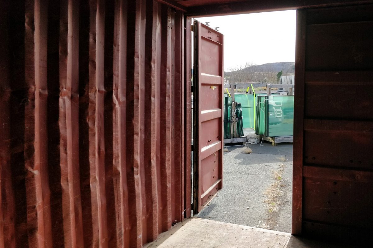 Container vu depuis linterieur et ouvert sur des materiaux de reemploi